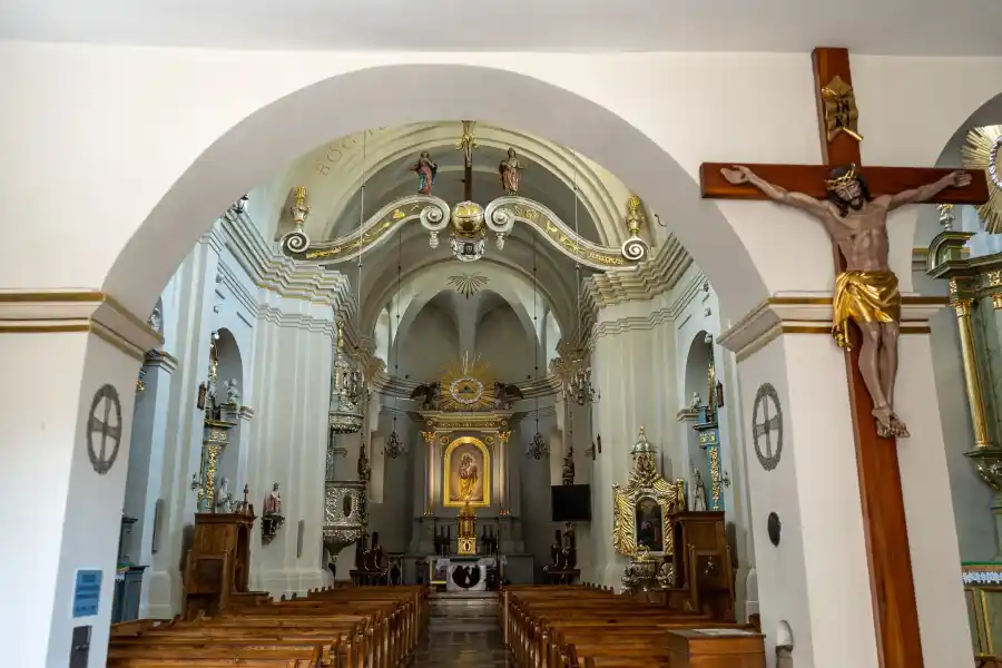 Atrakcja Muszyny kosciol parafialny elewacja boczna